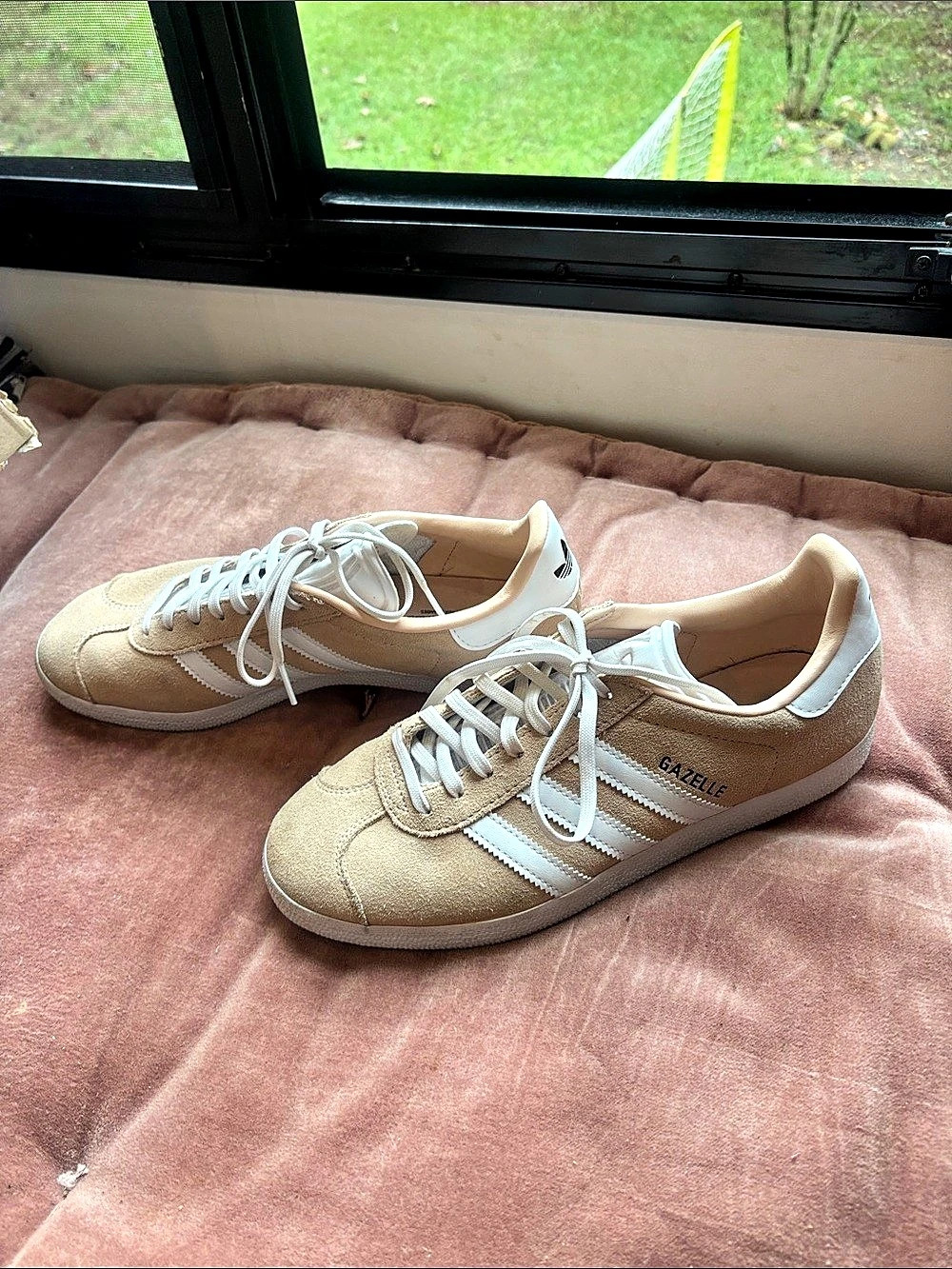 adidas Gazelle Sneakers in Beige & White Like New